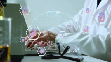 Kıdemli bilim adamı dizüstü bilgisayarı yazıyor ve çevresel ölçümleri analiz eden holografik dünyayı inceliyor. Araştırma, teknoloji, yenilik, veri, analitik, sürdürülebilirlik, kesinlik