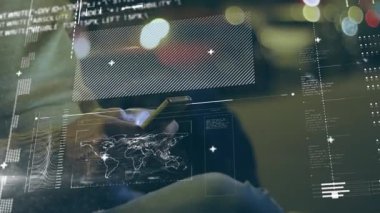 Olgun adam akıllı telefonu dinliyor ve dünya haritasını, grafik çubuklarını ve şifreyi gösteren analizleri etkinleştiriyor. Teknoloji, fütürizm, yenilik, veri görselleştirme, siber güvenlik, dijital arayüz, iş