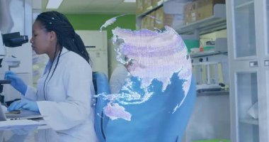 Kadın bilim adamı laboratuarda örnekleri analiz ediyor, erkek bilim adamı gözlemlerken dünyayı yansıtıyor. Araştırma, yenilik, teknoloji, kesinlik, işbirliği, çağdaş, keşif