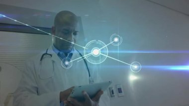 Analiz için holografik düğümleri genişletirken sağlık veri ağı açan tablete tıklayarak doktor. Tıbbi, teknoloji, fütüristik, yenilik, dijital, sağlık, analitik