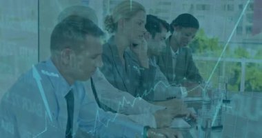 Beş kişilik ekip iş görüşmeleri sırasında not alıyor telefon görüşmelerini durduruyor ve çizelgeleri canlandırıyor. Şirket, işbirliği, veri analizi, takım çalışması, modern, profesyonel, üretkenlik