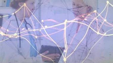 Kadın doktor tablet araklıyor. Tıbbi ağ haritası başlatılıyor. Hasta verileri üzerinde meslektaşlarına rehberlik ediyor. Sağlık, işbirliği, teknoloji, profesyonellik, yenilik, analitik, klinik