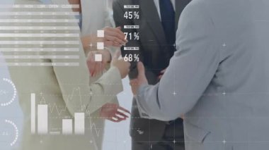 İş ekibi tokalaşmaya başlıyor, animasyon çizelgeleri, grafikler ve dünya haritası işaretleme ortaklığı kuruyor. İşbirliği, ağ oluşturma, profesyonellik, takım çalışması, başarı, yenilik, veri görselleştirmesi