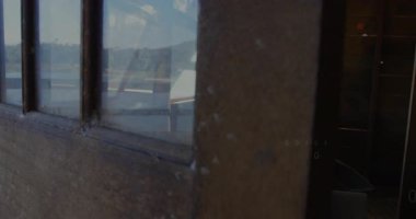 Yazılım için yüzen kod olarak kabin penceresinde dizüstü bilgisayara C + + yazacak kodlayıcı. Programcı, köylü, dijital, teknoloji, doğa, konsantrasyon, huzur