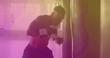 Erkek boksör, boks eğitimi için yumruk-kroşe kombinasyonunu torbaya koyuyor. Atletizm, fitness, kuvvet, hareket, kararlılık, egzersiz, dinamik