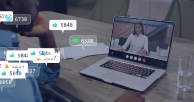 Ofis çalışanı iş görüşmelerini başlatıyor ve dizüstü bilgisayarın etrafındaki nişan simgelerini izliyor. İşbirliği, iletişim, dijital, teknoloji, çalışma alanı, ağ oluşturma, profesyonellik