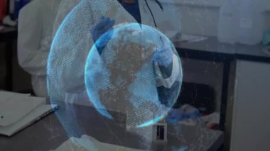 Laboratuvarda bilim adamı cımbızla örnek aktarma kayıtları toplarken dünya dönüyor. Araştırma, yenilik, işbirliği, modern, dijital, kesinlik, bilim