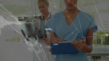 Hemşire X-ray bölgelerini MD 'ye ayıran tıbbi verileri kapsayan notlar yazıyor. Tıbbi, tanı, dijital, sağlık, klinik, yenilikçi, işbirliği