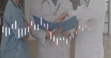 Tıbbi ekip, kıdemli doktorun dava incelemesi sırasında mavi klasörü açmasından sonraki hasta kayıtlarını inceliyor. Profesyonel, işbirliği, sağlık, klinik, takım çalışması, tanı, danışma