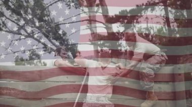 Askerler engelli eğitimi başlatıyorlar ve yoldaşlarını ilerleme sayacıyla duvardan aşağı çekiyorlar. Askerlik, takım çalışması, dayanıklılık, açık hava, engebeli, dostluk, güç.