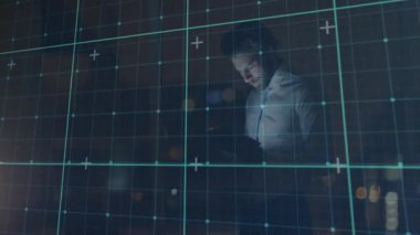 Teknik analist tablete uzanıyor ve bulanık şehir ışıklarını gören dijital şebekedeki verileri analiz ediyor. Gelecekçi, yenilikçi, teknoloji, veri, gece, metropol, profesyonel