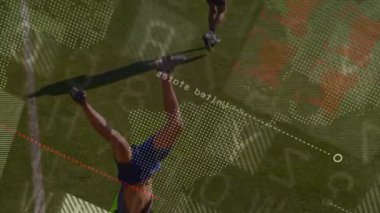 Neon sarısı önlüklü futbolcu bisiklet tekmesi atıyor. Animasyon istatistiklerini çalıştırıyor. Atletik, spor, dijital, analiz, performans, eğitim, açık hava