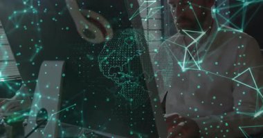 Kıdemli adam veri analizi için dönen dünyayı cisimleştirirken masaya oturmuştu. Teknoloji, yenilik, dijital, analitik, bağlantı, fütüristik, çalışma alanı