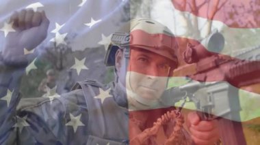 Erkek asker, dövüş eğitimi bayrağını tarama alanının üzerine yerleştirerek ilerleyen yumruk işareti mangası kaldırıyor. Askeri, taktik, azim, odaklanma, açık hava, üniforma, ilerleme