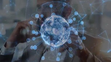 Hologram küre ortaya çıkarken akıllı telefondan dinleyen bir işadamı ve analitik için bağlanan veri düğümleri. Futuristik, teknoloji, bağlantı, yenilik, dijital, modern, iletişim