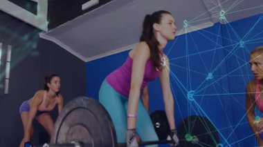 Stajyer güç toplamak için spor salonu kaldırma hareketleri yaparken koç hareketleriyle ağ grafiklerini örtüyor. Fitness, strength, training, motion, yetkilendirme, dynamic, health