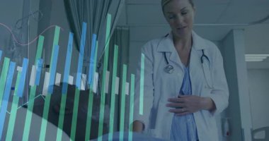 Kadın doktor tren yolu çizelgesine dokunuyor. Hasta sağlık verilerinin ilerlediğini gösteriyor. Tıbbi, sağlık, görselleştirme, analiz, profesyonel, klinik, veri