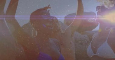 Güneşli sağlık atölyesinde kayalık yamaçlarda dans eden arkadaşlar, lens ritmine doğru kollarını kaldırıyorlar. Macera, yoldaşlık, canlılık, açık hava, enerji, neşe, yaşam tarzı