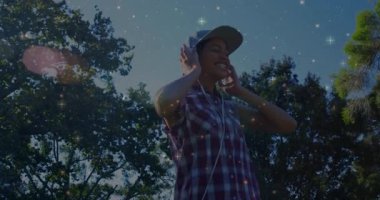 Kulaklıkları müzik teknisyeniyle ayarlayan bir kadın altın parıltıları başlatıyor ve güneşli parkta dans ediyor. Neşe, melodi, doğa, rahatlama, coşku, uyum, yaşam tarzı