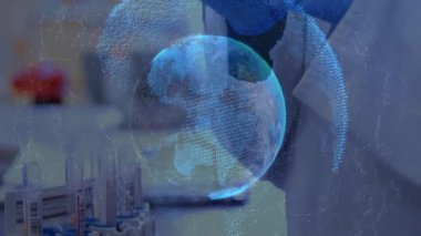 Test tüpünü kaldırmak 3 boyutlu küreyi tetiklerken, eldivenli el de veri yakalamak için pipetle sıvı çiziyor. Bilim, yenilik, teknoloji, hologram, veri, araştırma, laboratuvar