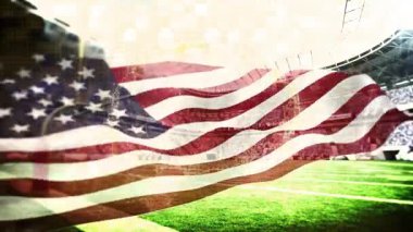 Fırtına, Amerikan bayrağının açılmasına ve ışıkların altında dalgalanmasına neden oluyor. Spor sahası, kale direği. Vatanseverlik, stadyum, açık hava, kutlama, dinamik, enerjik, enerjik