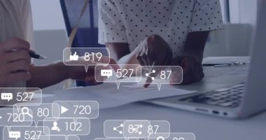 Pazarlama meslektaşları sosyal simgelerin küçülen arıtma ölçümlerinin arttığını gösteren raporlara işaret ediyorlar. İşbirliği, analitik, dijital, veri, profesyonel, içgörü, takım çalışması