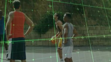 Basketbolcu, sahada potaya doğru açıldıktan sonra diz çöküp şut atıyor. Atletizm, takım çalışması, açık hava, rekabet, spor giyimi, boş zaman, aktif