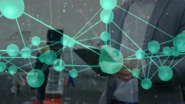 Tableti tıkırdatan ve yeşil ızgaranın titreşmesine, yeniden hizalamaya ve kümeleri ortaya çıkarmaya sebep olan bir mühendis. Teknoloji, yenilik, fütürizm, dijital, soyut, arayüz, bilim