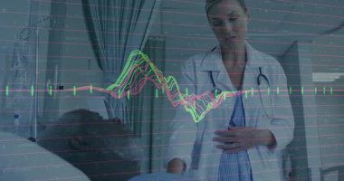 Nabzı atan tıbbi dalgalar saptıyorum. Doktor, hastanın yatağının yanında rahat etmesini sağlıyor. Sağlık, tanı, izleme, profesyonellik, klinik, teknoloji, hasta bakımı