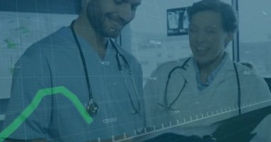 Tıbbi klinikçiler panoyu açıp yükselen yeşil grafik izleme ölçümlerini inceliyor. Sağlık, işbirliği, analitik, teknoloji, profesyonellik, yenilik, ofis