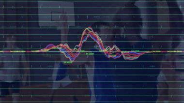 Basketbol sahasında koşan oyuncular, analitik grafik eşleşmesini koçun liderliğindeki tatbikatlarda yapıyorlar. Eğitim, takım çalışması, spor, kondisyon, performans, analitik, egzersiz