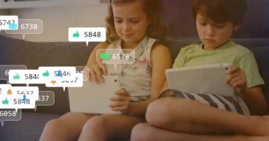 Kardeş ikilisi tabletlere tıklama ve sosyal medya uyarıları dijital pazarlama faaliyetlerini artırıyor. Çocuklar, teknoloji, etkileşim, dijital, iletişim, gündelik, modern