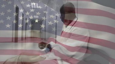 Doktor, tıbbi koridordaki bankta beklerken kol saatini kontrol ediyor ve bekleme süresini kontrol ediyor. Profesyonel, sağlık hizmeti, bekleme, tefekkür, modern, hastane, koridor