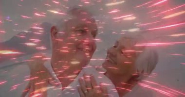 Kıdemli bir kadın kollarını erkeğin üzerine koyuyor. Çevresinde dönen kırmızı çizgiler açıyor. Reklamlara olan aşkını paylaşıyor. Romantizm, şefkat, yakınlık, sükunet, ışıltı, günbatımı, deniz kenarı