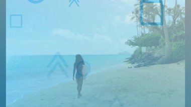 Sörf tahtası taşıyan ve okyanusa doğru yürüyen sörf yapan bir kadın. Sahil, sahil, dalgalar, tropikal, eğlence, atletik, açık hava