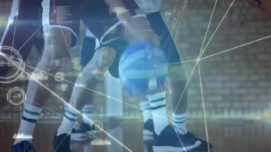 Top sürücüler basketbolu kavrıyor ve defansı çapraz vuruşla yeniyor. Sonra da sahada üst üste smaç basıyor. Eylem, atletizm, rekabet, çeviklik, spor, dinamik, takım çalışması