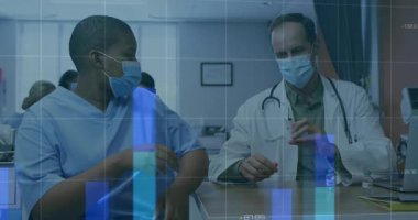 Sıvı aldıktan sonra, hasta kollarını sıvayıp aşı enjekte ediyor, dijital çizelgeleri canlandırıyor. Tıbbi, sağlık, klinik, aşılama, veri, teknoloji, profesyonel