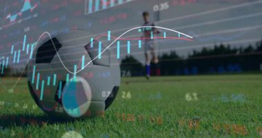 Piyasa verilerine kıyasla futbolcu yaklaşırken futbol topu üzerinde yükselen hisse senedi grafikleri. Sporcu, spor, analitik, dijital, performans, açık hava, yarışma