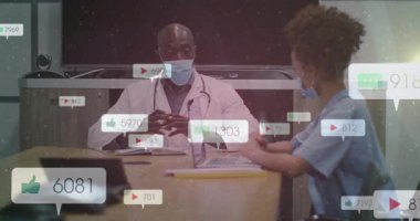 Telefonları dinleyen ve sağlık hizmetlerindeki hemşirelerin etrafında yükselen animasyon nişan simgelerini izleyen bir doktor. Tıbbi, işbirliği, yenilik, dijital, profesyonellik, iletişim, sağlık