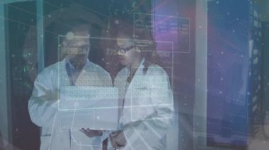 Kadın bilim adamı klavyeye tıklayarak erkek bilim adamının rakamları analiz etmek için veri örtülerini gösteriyor. Teknoloji, yenilik, işbirliği, veri, fütüristik, bilim, analitik