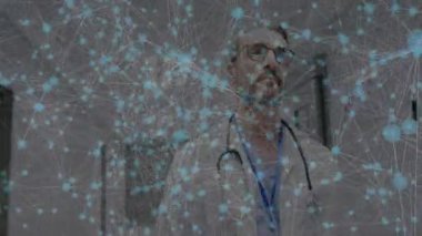 Ağ örtüsü başladıktan sonra, doktor hastane koridorunda yürüyor ve sağlık hizmetleri veri akışını vurguluyor. Tıbbi, teknoloji, fütüristik, klinik, yenilik, profesyonellik, analitik