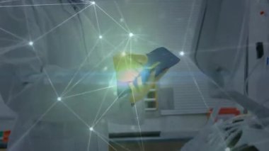 Laboratuvar teknisyeni tablet ekranı tıklatıyor ve veri analizi için animasyon ağ örtüleri başlatılıyor. Teknoloji, yenilik, veri, bağlantı, dijital, bilim, izleme