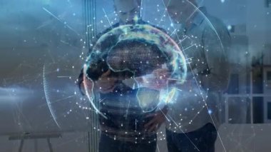 İş arkadaşları tableti çekiyor ve holografik küre olarak kaydırıyor veri akışını gösteriyor. Teknoloji, yenilik, takım çalışması, dijital, küresel, analiz, fütürist