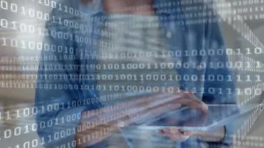 Teknisyen tıklaması ve tableti araklaması yüzün üzerinde ikili kaplamaya sebep oluyor, verileri inceliyor. Teknoloji, dijital, yenilik, çalışma alanı, modern, analitik, konsantrasyon