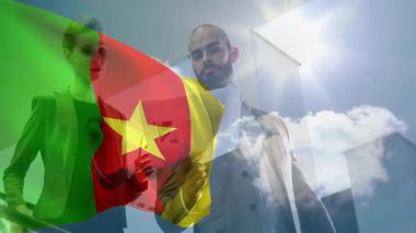 Bayrak animasyonu ofis içinde kayboluyor, meslektaşlar iş raporlarını onaylanmak üzere tablet üzerinde gözden geçiriyorlar. Profesyonel, işbirliği, dijital, modern, takım çalışması, kurumsal, yenilik