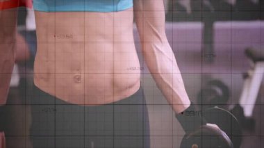 Spor salonunda dambılı kavrayıp kıvıran spor eğitmeni. Kırmızı trend verilerini takip eden şeffaf örtüyor. Kas, güç, antrenman, egzersiz, performans, biyomekanik, spor