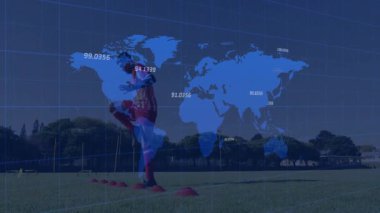 Futbolcular kırmızı koni ile sahaya adım atarak fitness matkabını çalıştırarak dünya haritasını senkronize ediyorlar. Atletizm, takım çalışması, hareket, eğitim, açık hava, aktif giysi, spor