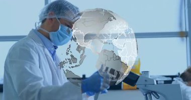 Erkek araştırmacı pipet standına ulaşıyor. Laboratuvar örneklerini mikroskopi için hazırlarken 3 boyutlu küre dönüyor. Bilim adamı, yenilik, modern, duyarlılık, biyoteknoloji, bilimsel, teknoloji