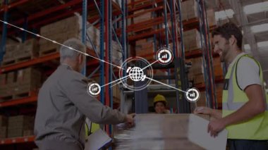 Lojistik ekibi kutuları yerleştirirken operatör çatalları hizalayıp veri akışını gösteren kaplamayı etkinleştiriyor. Endüstriyel, takım çalışması, lojistik, otomasyon, dağıtım, depolama, bilgilendirme