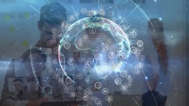 Adam tableti tıklatıyor ve iş ekibi çalışması için ağ örtüsüyle sanal dünyayı döndürüyor. Teknoloji, yenilik, bağlantı, işbirliği, fütüristik, dijital, profesyonel